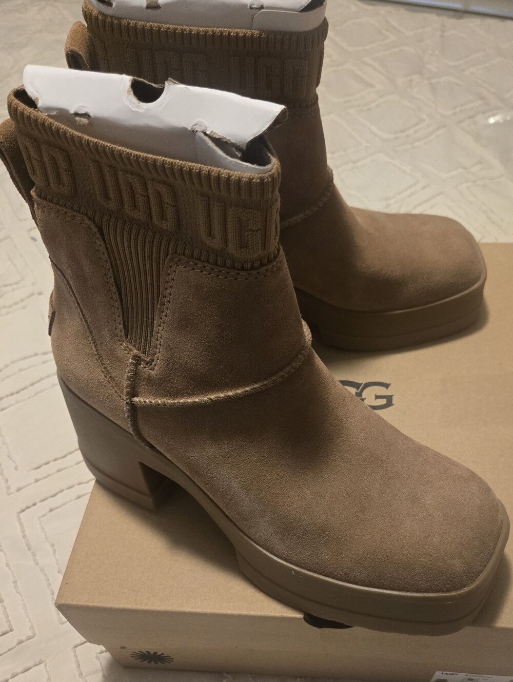 UGG Women's Moxi Chelsea Boot